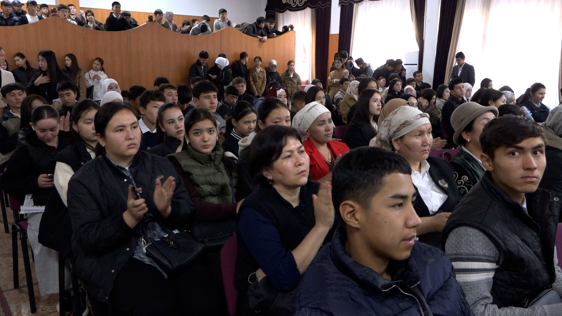 Эл аралык конференция 21-11-25.00_07_32_20.Still012