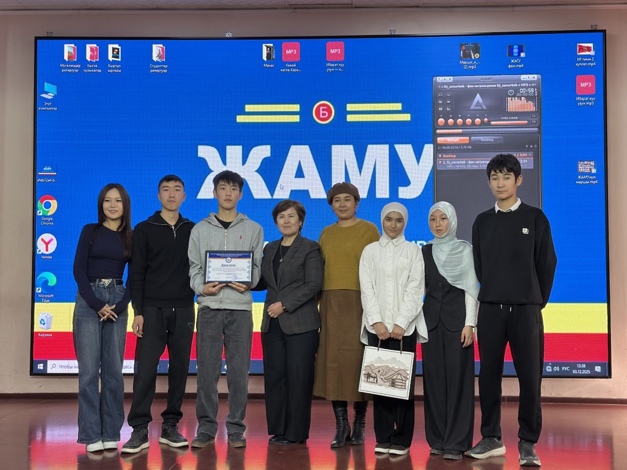 photo_5298749471917281071_y